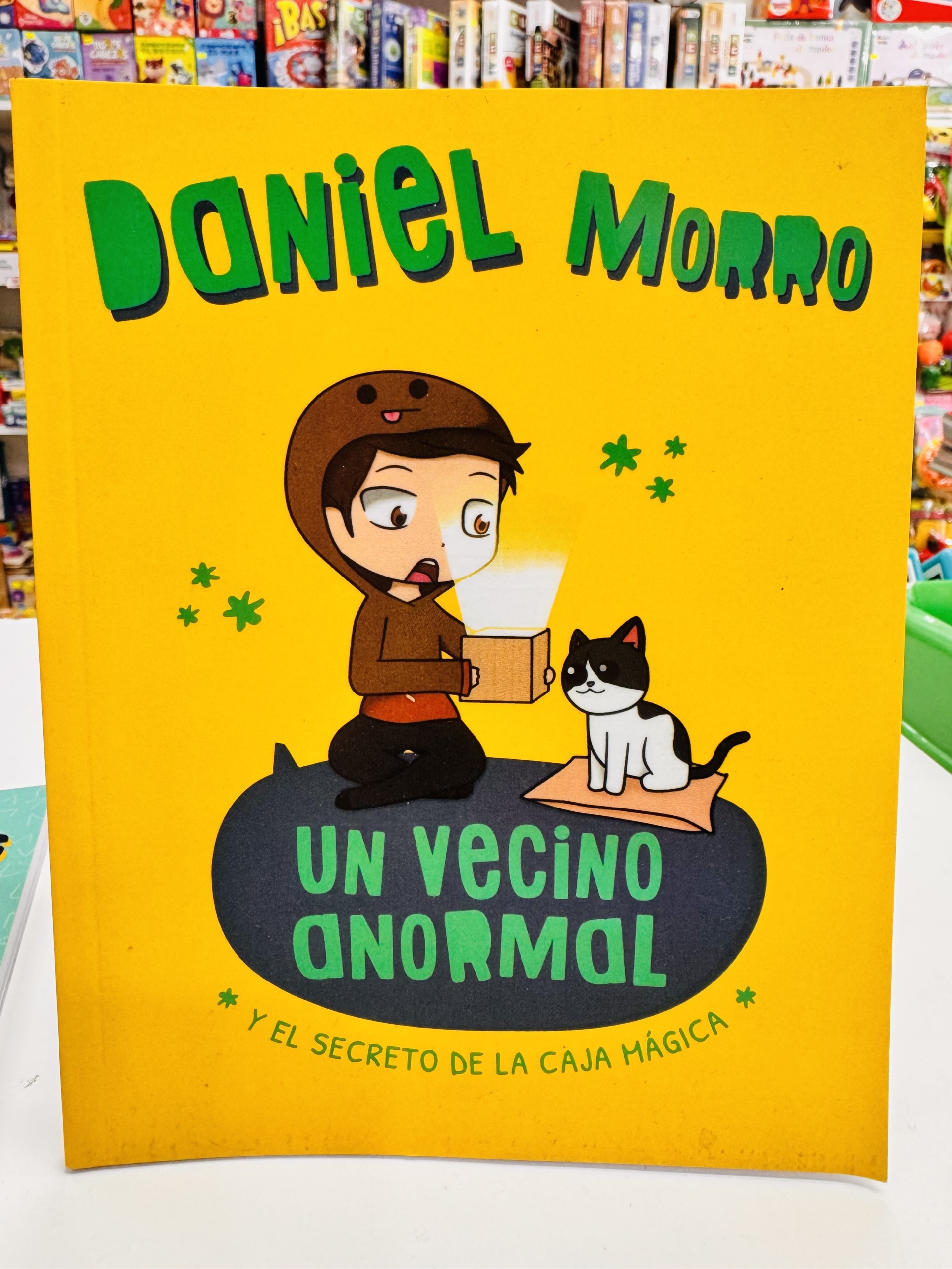 UN VECINO ANORMAL Y EL SECRETO DE LA CAJA MAGICA